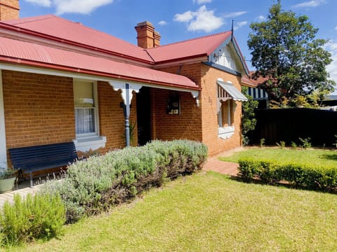 Merala a cosy cottage close to the CBD