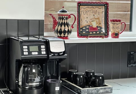 3-in-1 coffee machine. Brews single cups, up to 12 cups or coffee pods