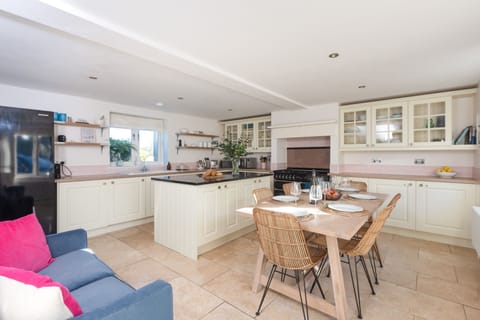Well equipped social family kitchen and dining area - The Haybarn