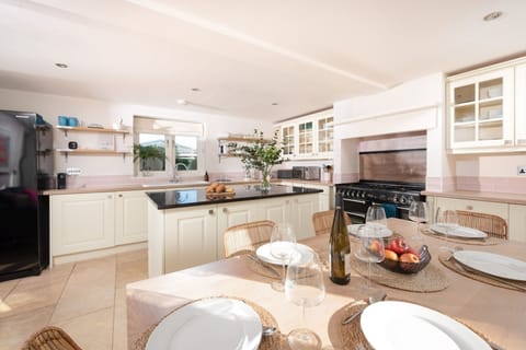 Spacious kitchen with range cooker, fridge/freezer, microwave, kettle and toaster -  The Haybarn