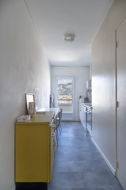 Cuisine équipée, vue sur la ville et le Mont Faron