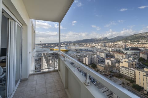 Balcon de la cuisine, vue sur la ville et le Mont Faron