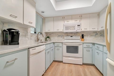 Kitchen with full size appliances. Coffee Included!