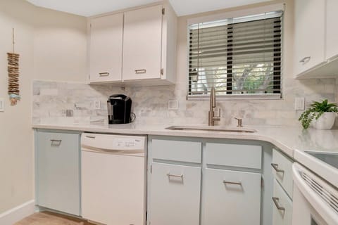 Kitchen with full size appliances. Coffee Included!