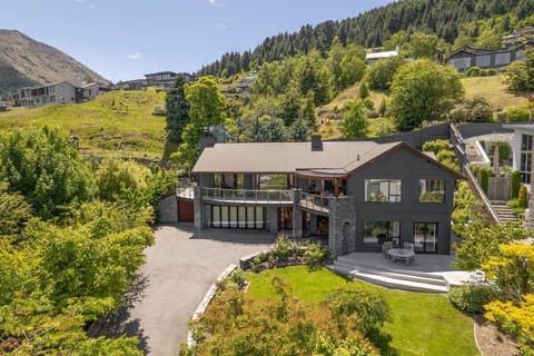 Stunning Exterior: Embrace lake, mountain views and spacious outdoor living in this picturesque retreat!