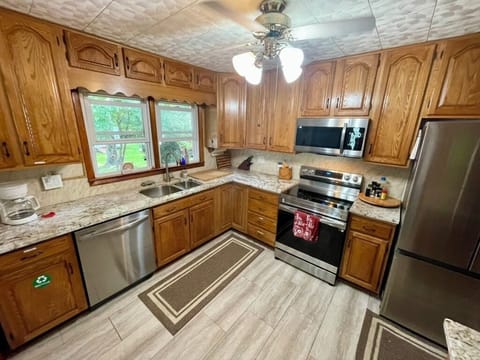 NEW appliances! 2024, dishwasher, stove, micro & fridge with granite countertops