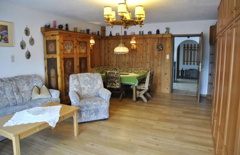 Vacation apartment 'am Oberen Rain', cozy 1-room apartment with mountain view at the edge of the forest Apartment in Mittenwald