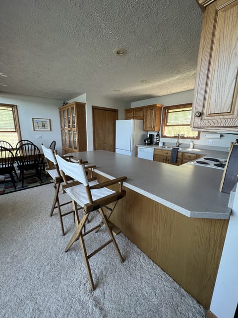 Eat at countertop space 