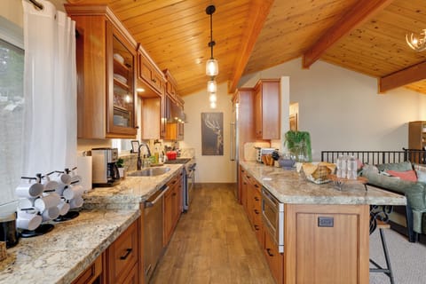 Kitchen | Cooking Basics | Coffee Maker | Paper Towels/Trash Bags Provided