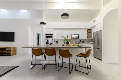 Breakfast bar in the kitchen.