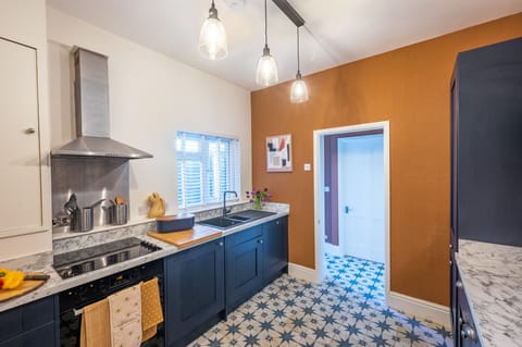 Ground floor: Well-equipped kitchen