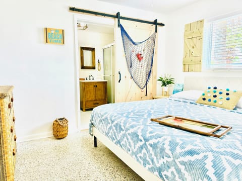 King Size Bed ! Hybrid Mattress, Memory Foam!