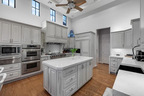 Fabulous gourmet kitchen with 6 burner gas range!