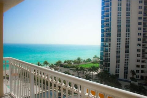 Room View./ Views, colors, and decor may vary.