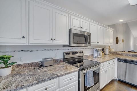 Another view of the kitchen!