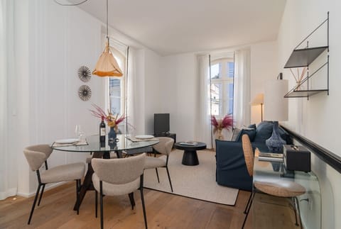 An inviting dining area that will comfortably fit everyone.
#diningarea #comfort #modern #portugal #pt #lisbon