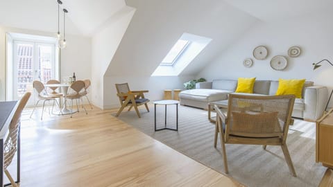 Elegant and inviting living room with autumnal hues, a natural touch, and plenty of natural light. A perfect space for relaxation and spending quality time with others. #relax #unwind #andoliving  #lisbon #pt #portugal