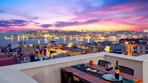 This million dollar view - and completely private roof terrace - is all yours whenever you like!It's a rare treasure that will make a huge difference to your city experience.Eat, drink, relax