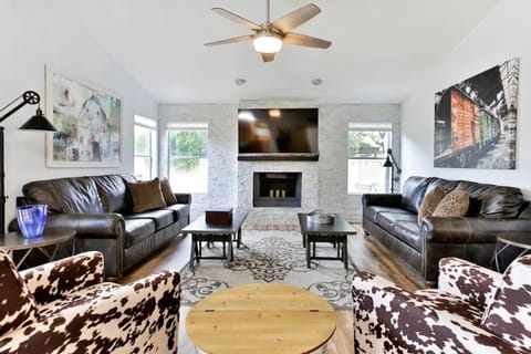 Upscale, newly renovated.  Enjoy yourselves in this modern and cozy Oasis of fun