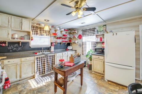 Kitchen | Cooking Basics | Coffee Maker | Paper Towels/Trash Bags Provided