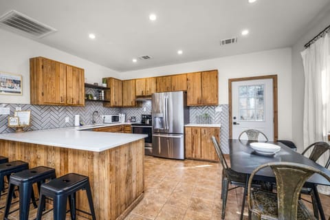 
[River Ryder] Modern kitchen with everything you need.