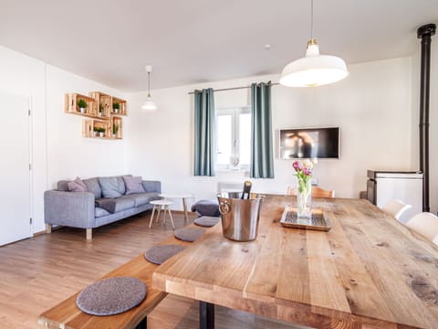Table, Furniture, Property, Couch, Wood, Lighting, Interior Design, Chair, Architecture, Houseplant