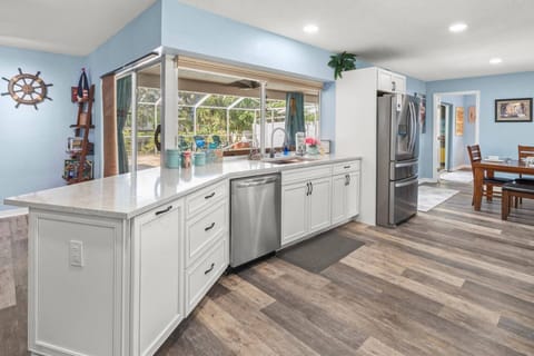 Cook with a view – pool & canal just steps away