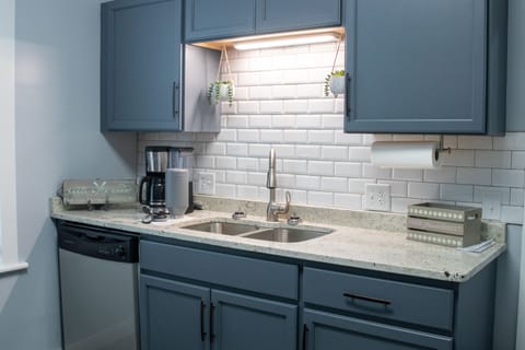 Kitchen displaying the dishawasher