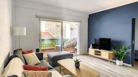 Charming, well-decorated apartment near the prime viewpoint of Madeira, Pico dos Barcelos, offering captivating vistas. Your Madeiran escape awaits. #lovely #cozy #smartTV #picodosbarcelos #pointofview