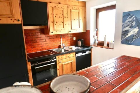 kitchen with bar, machines and window