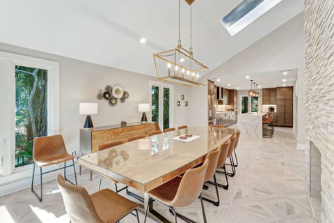 42 Stoney Creek | Dining Table - 42 Stoney Creek | Dining Table