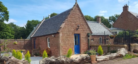 The Kennels Cottage - pet friendly, luxury cottage