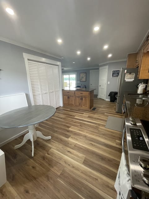 Stocked Kitchen and eat in area, 6 person table.