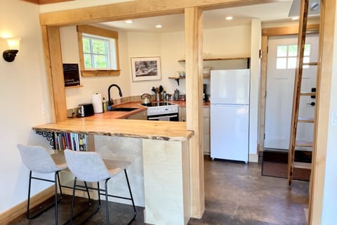 Breakfast bar and work area