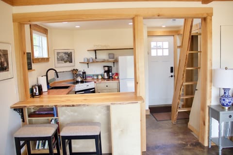 Breakfast bar/work area and full kitchen