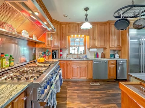 A Chefs dream Kitchen with all upgraded appliances