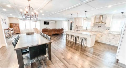 1000 sq ft Great Room perfect for relaxing or entertaining.  Lots of seating.