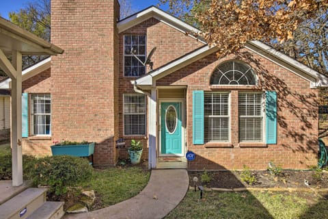 The Cozy Cove is calling you! Do you hear it? It’s a a quiet safe lakeside home