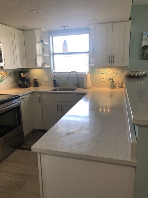 Fully equipped Kitchen bar items, all utensils, dishes, storage, toaster, blende