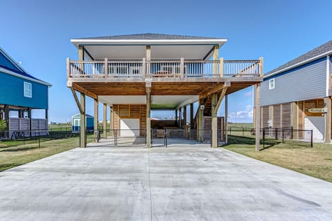 Beautiful 3 bedroom and 2 bathroom beach home that is fenced for your  family!