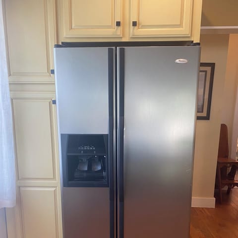 Fridge has ice/water in door. 