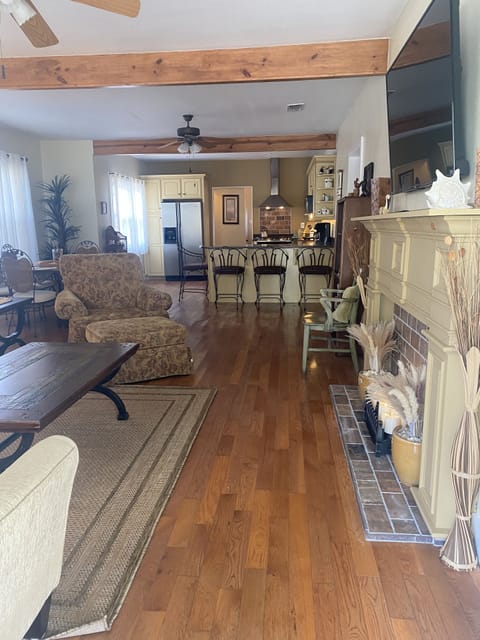 Open floor plan for great socializing. 