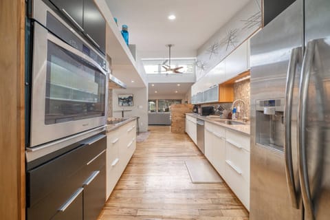 Kitchen | Cooking Essentials | Granite Countertops | Stainless Steel Appliances