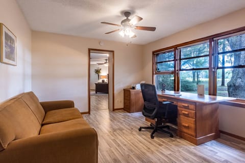 Office between the hallway and bedroom 1.