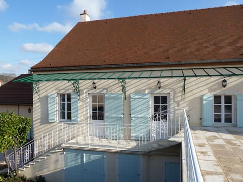 Welcome to 10pm in Puligny Montrachet!