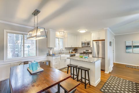 Dining Area | Dishware & Flatware Provided