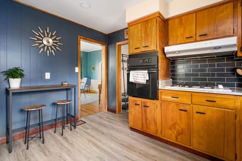 Fully Furnished Kitchen with Eat-In Corner