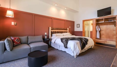 Loft Spa Suite with Fireplace and Den