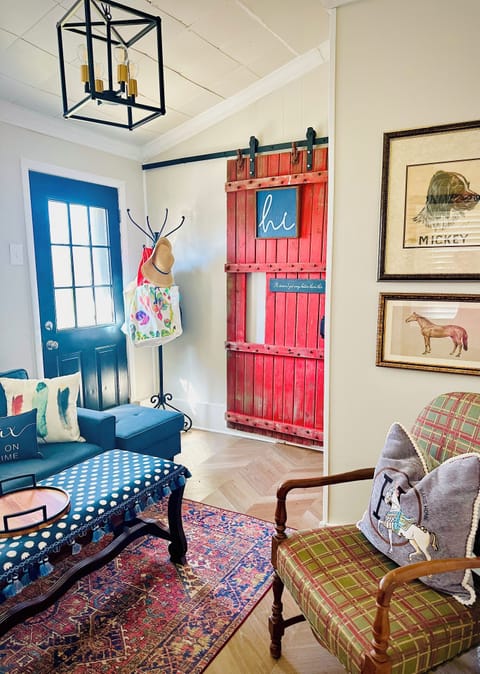 Welcome to The Oaks - walk to all the shops, restaurants, bakery and Journeyman!