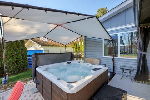 HOT TUB: Outdoor, year-round use facing 2 streets. No use fee. Use at own risk.